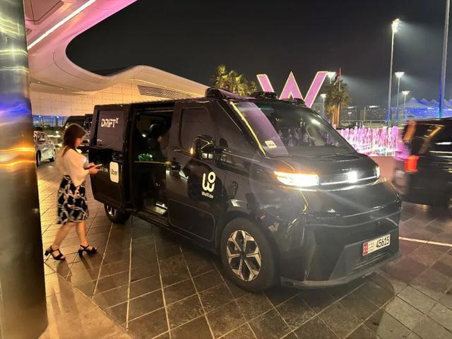 文远知行的Robotaxi在阿布扎比街头等客 每经记者刘曦 摄
