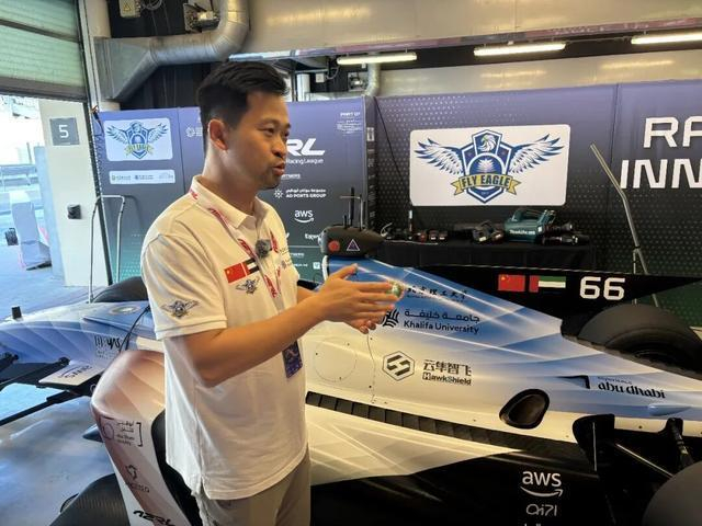 阿布扎比F1自动驾驶中国车队成员及赛车 每经记者 刘曦 摄