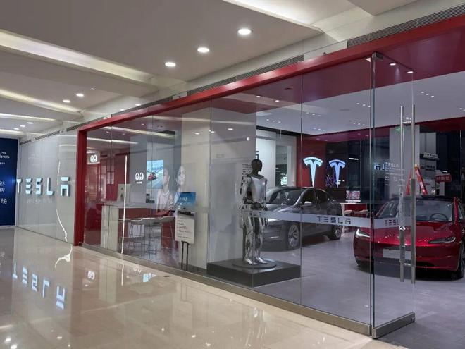 ▲商场内的特斯拉门店。图 / 每日人物摄