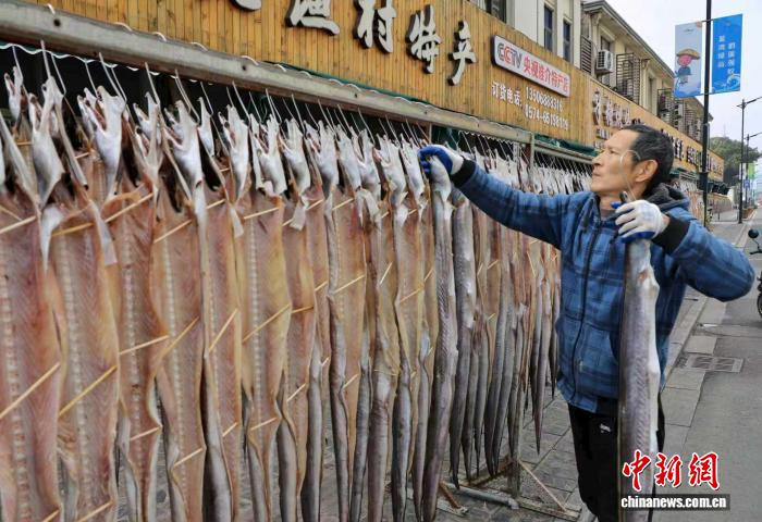 近日，海产店挂满了风鳗。吴立高 摄