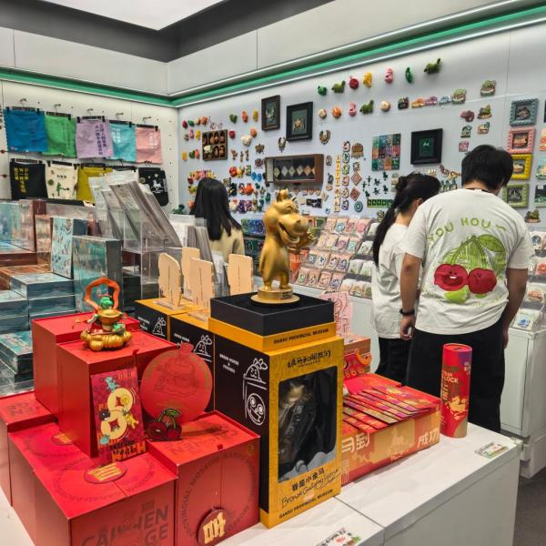 　　甘肃省博物馆艺术生活馆内，各色以“马”为主题的文创产品吸引游客驻足。新华社记者李杰 摄