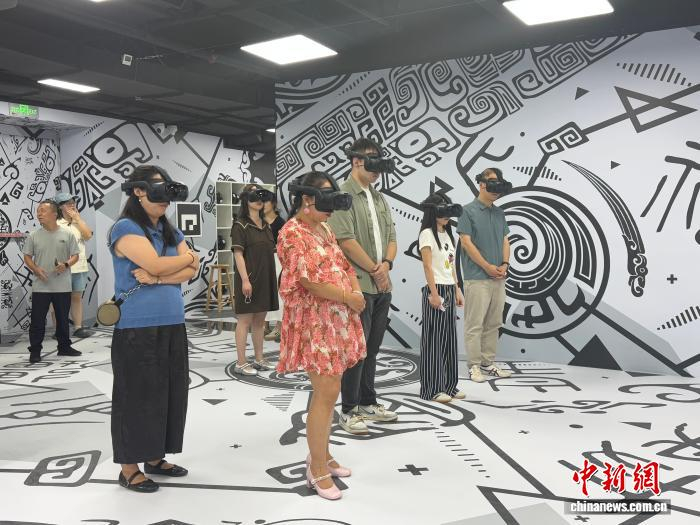 图为《帝国密码——秦始皇陵》全真XR体验空间在西安启幕，游客正在体验。杨英琦 摄