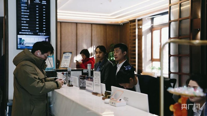 试车工程师酒店办理入住（央广网发  黑河市融媒体中心供图）