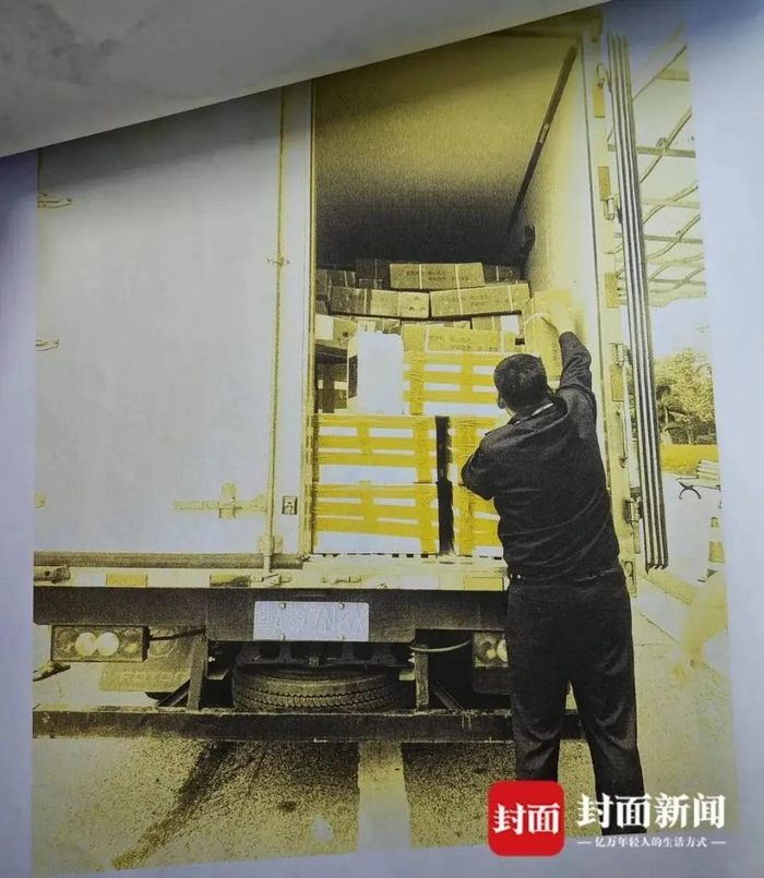 广东黄先生的冻副产品在泌阳东出口扣押时的画面 李兴罡翻拍