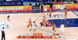 谁也挡不住了！贺希宁又是强突 顶着偰李永炜左手拉杆上篮追平！