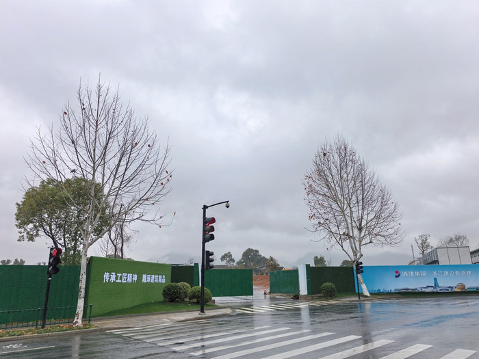 　1月30日下午，位于杭州西湖区的钱塘大学项目工地
