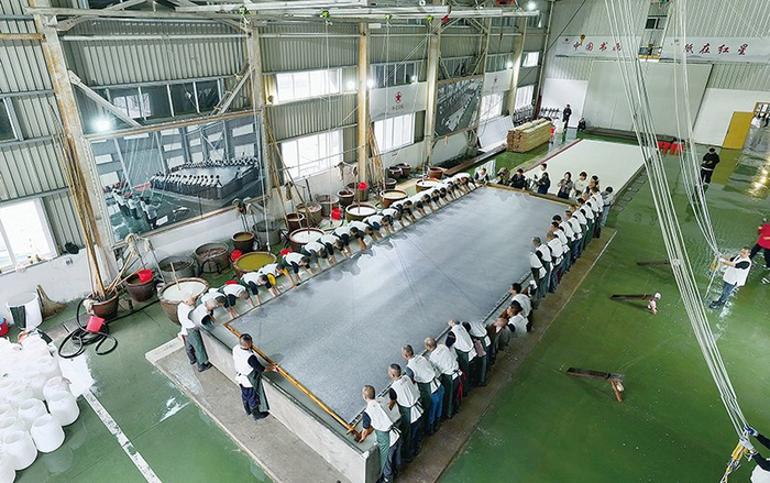 “三丈三”宣纸捞制现场。聂方摄