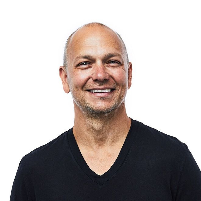 前苹果高管、“iPod 之父”托尼 · 法德尔（Tony Fadell），图源：苹果