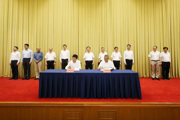 　2025年6月19日下午，杭州市政府与杭州市钱塘教育基金会签署合作办学框架协议（图源：浙江发布）