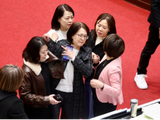 场面混乱失控！台立法机构爆发冲突：绿营民代狂敲桌子、蓝绿民代互相拉扯