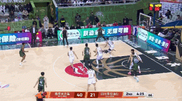 这球够炸裂！祝铭震沿底线突破起飞双手隔人暴扣