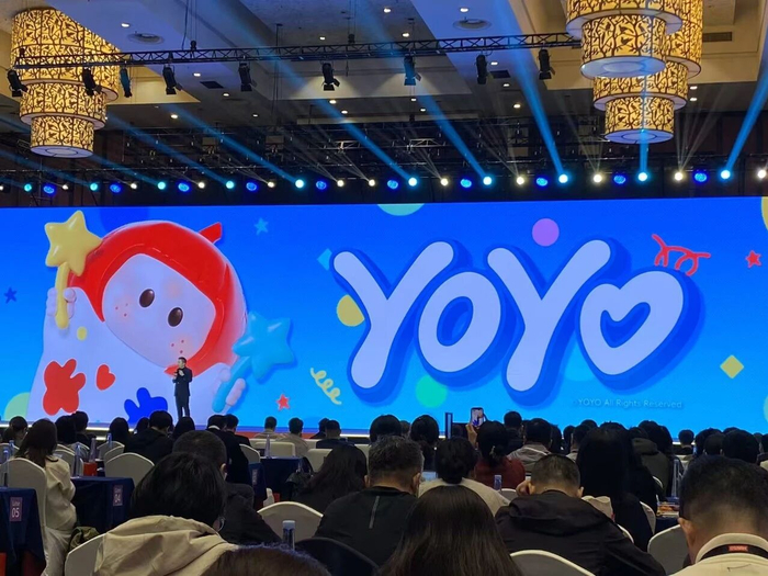 叶国富在名创优品MINISO 2026全球合作伙伴大会上发言  《消费者报道》记者 摄