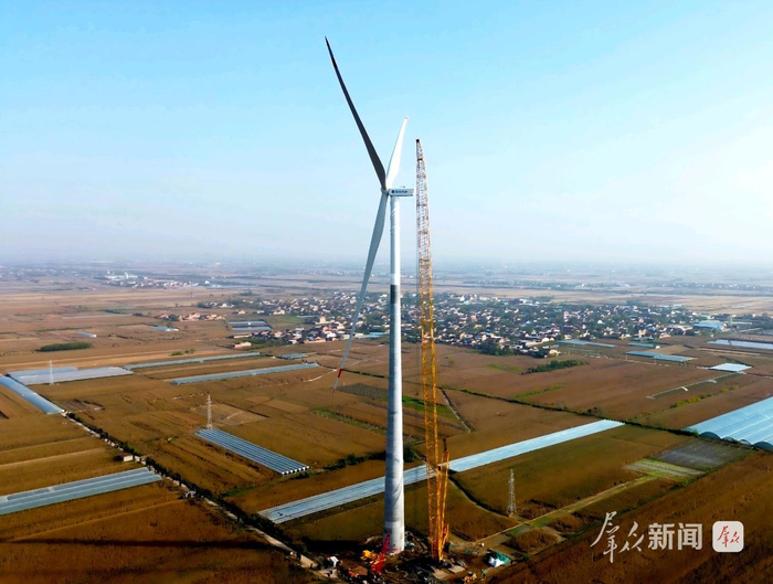 陕建八建集团渭南泰安达20万千瓦风电项目首台180米风机吊装成功。