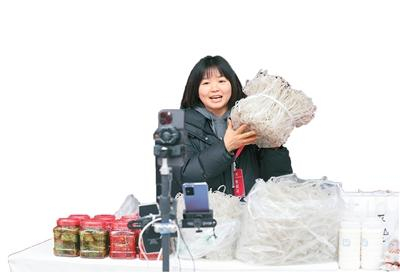 在重庆市黔江区“832平台”优选年货暨“农合联”特产嘉年华活动上，商家在直播销售红苕粉。杨敏摄（人民视觉）