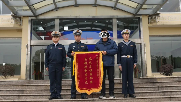 ▲被救群众向何海阳（左二）赠送锦旗 