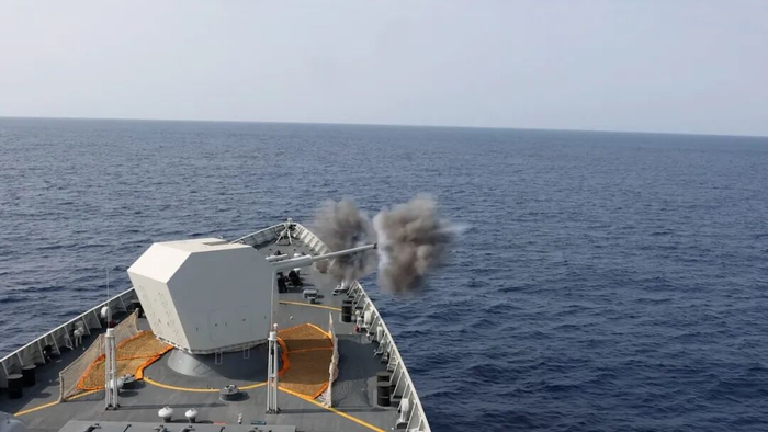 ▲包头舰主炮射击 