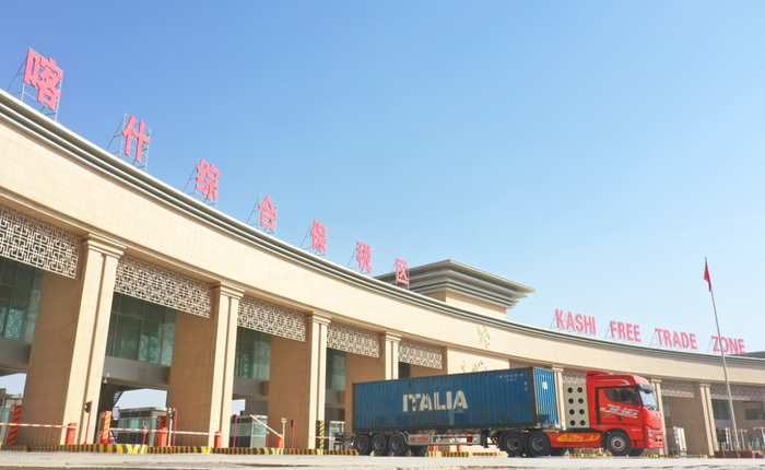 货运车辆从喀什综合保税区驶过。余思民摄