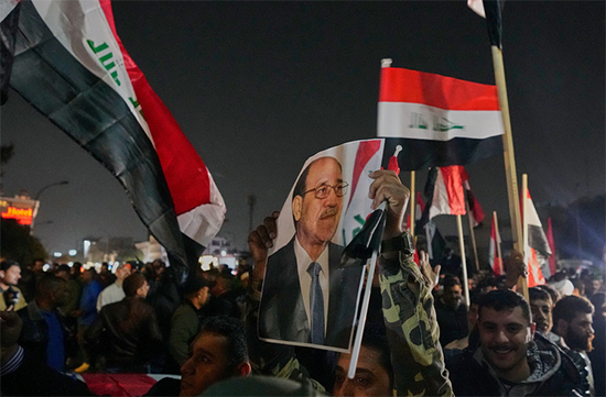 巴格达民众手持马利基头像抗议特朗普政府 美联社