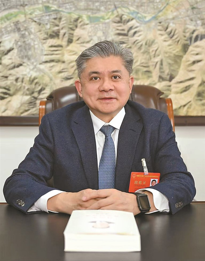 自治区人大代表，拉萨市委副书记、市长王强。记者　刘琳琳　摄