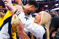 哈利伯顿晒照为未婚妻庆生：愿此后一生每一个生日 都能并肩庆祝