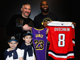 NHL华盛顿首都人队官方晒出奥维契金与詹姆斯赛后交换球衣片段