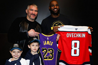 NHL华盛顿首都人队官方晒出奥维契金与詹姆斯赛后交换球衣片段