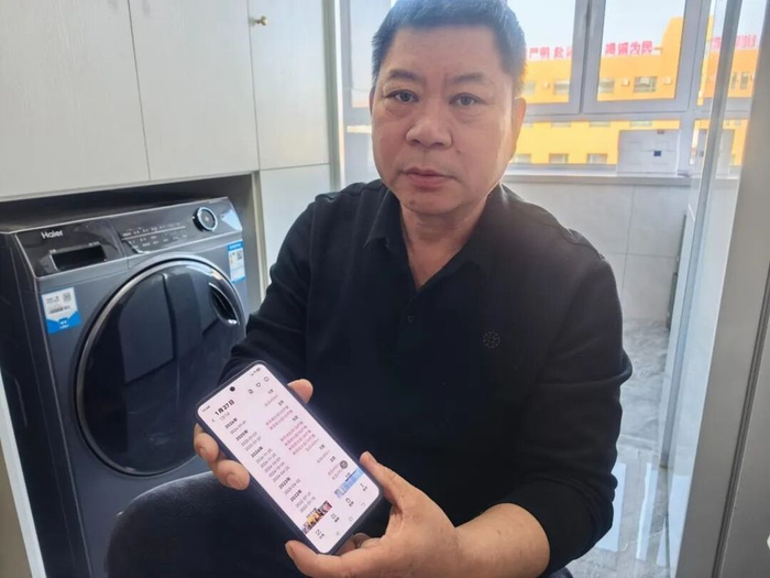 父亲金海展示金城龙手机里的献血记录，其中大部分他此前都一无所知（央广网记者  李子平  摄）