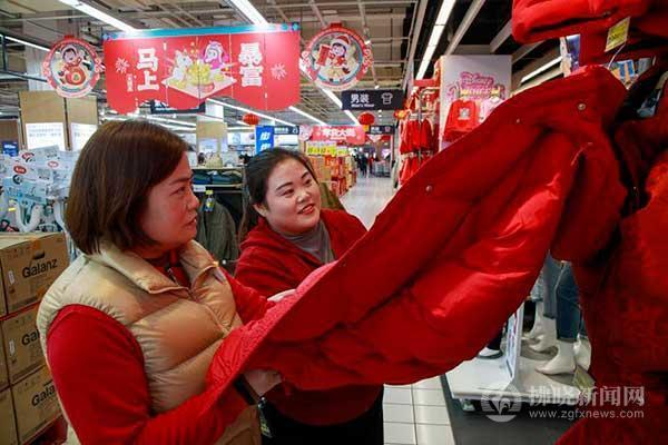 图为宿城东昌路一超市内，市民（左）正在选购红色系服装。