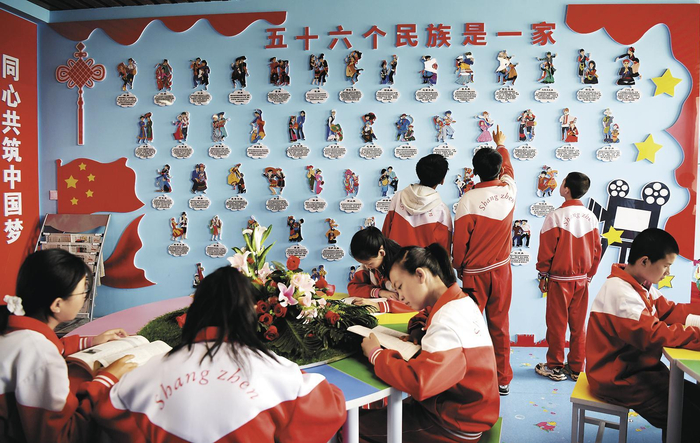 学生在沉浸式体验中厚植民族情感、凝聚团结力量。本报记者 李庆玲 摄