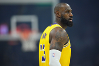 攻防发力！凯肖恩·乔治大帽詹姆斯 卡林顿追身三分一箭穿心