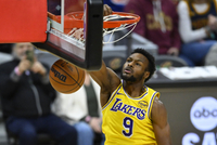 自信满满！布朗尼反击暴扣+三分造杀伤 出战5分钟贡献4分1助