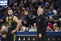 科尔：我认为库里的右膝伤势并不严重 明天会有更多消息