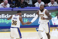 彻底打嗨了！艾顿前场篮板给斯玛特 直接吊传詹姆斯空接背扣！