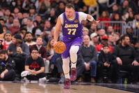 纯纯虐菜局！东契奇砍下37分11篮板13助攻 三节打卡很轻松！