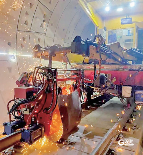 新能源焊轨机亮相2号线二期铺轨工程。