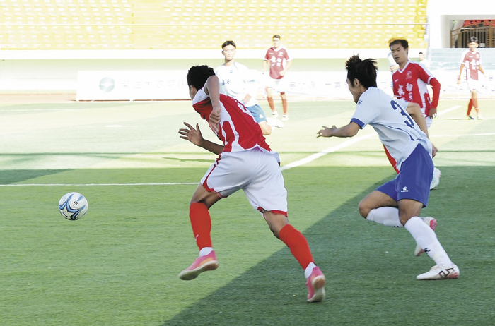 青超赛场，全力拼搏。本报记者 李庆玲 摄