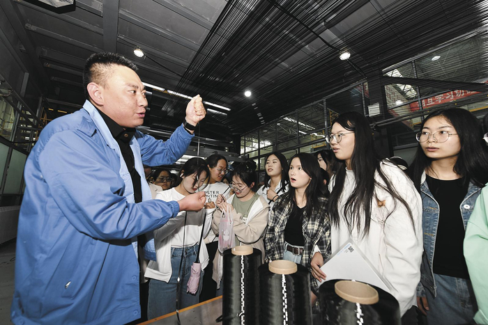     现场实训。    本报记者 李娜 魏雅琪 摄