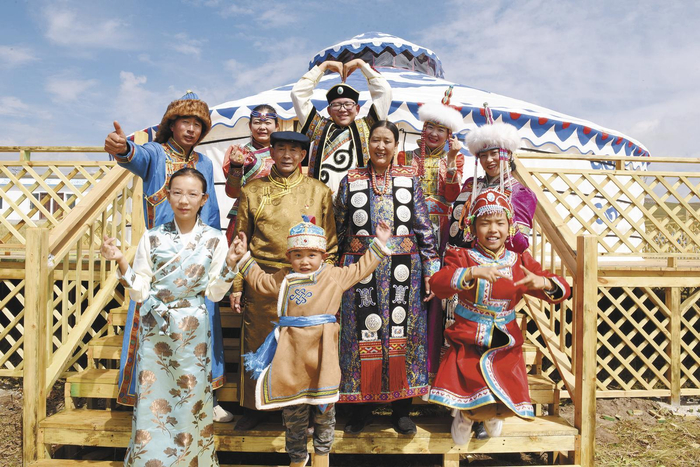 民族团结一家亲。本报记者 李娜 魏雅琪 摄