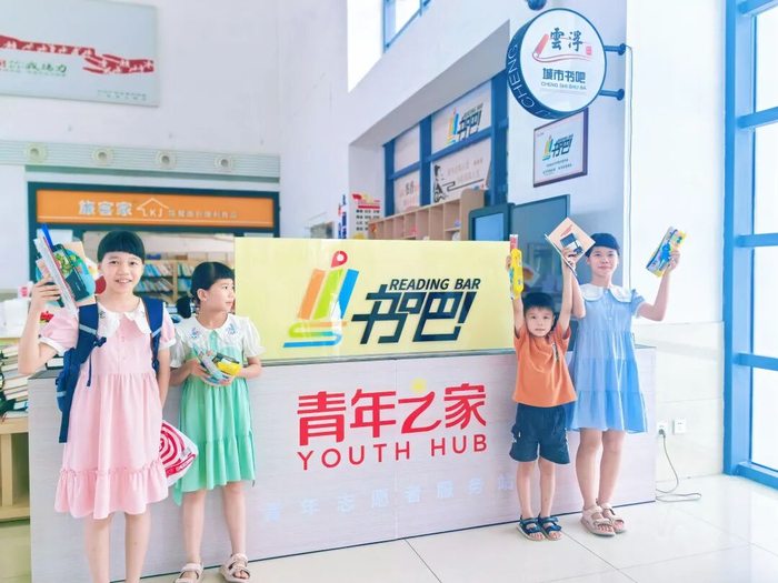 南广高铁云浮东站候车室粤书吧