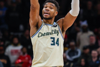 拓媒：即便字母哥来也没解决球队投射的问题 还得继续寻觅射手