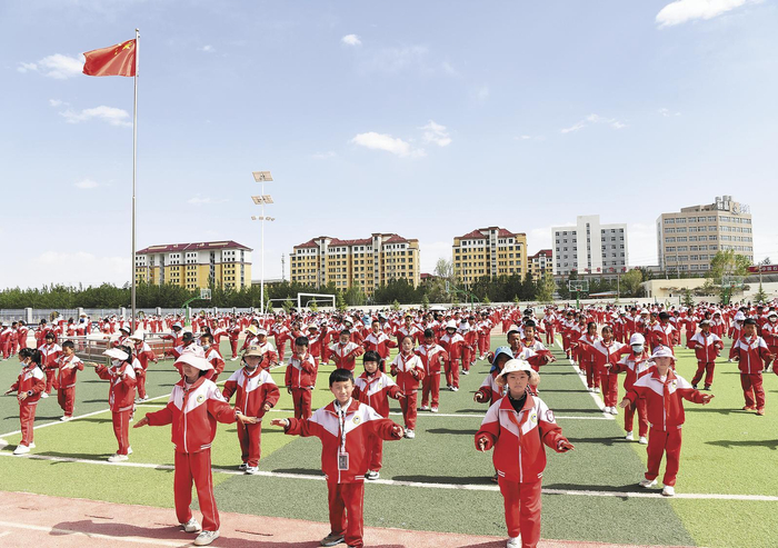 校园少年齐跳民族团结操。本报记者 李庆玲 摄