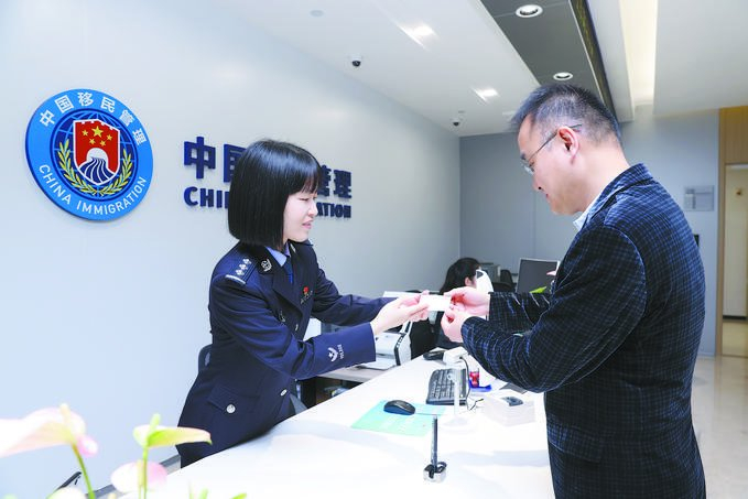 ​近日，浙江省嘉善县公安局民警为群众办理赴港澳人才签注。姚裕勇 摄