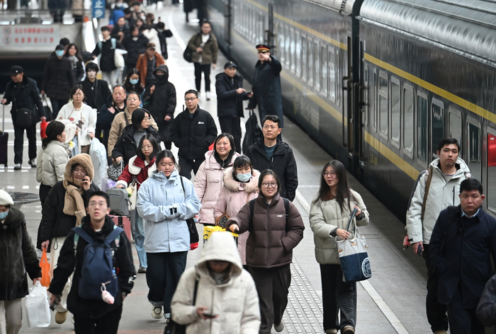 1月29日，旅客在南京火车站出行。