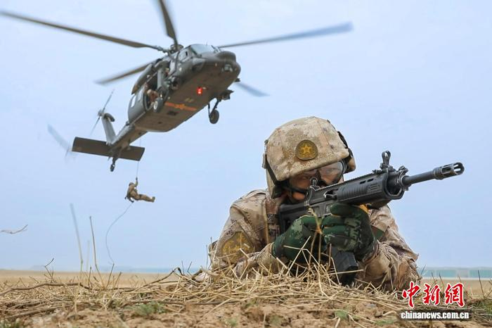 突击步兵分队完成机降后，形成战斗队形警戒。徐君强 摄