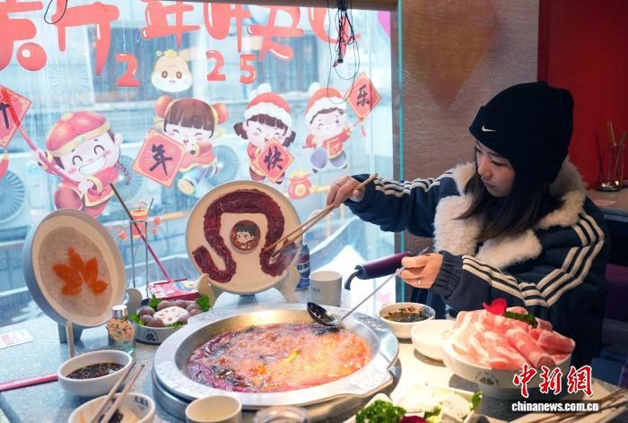 四川火锅资料图。　　记者 安源 摄