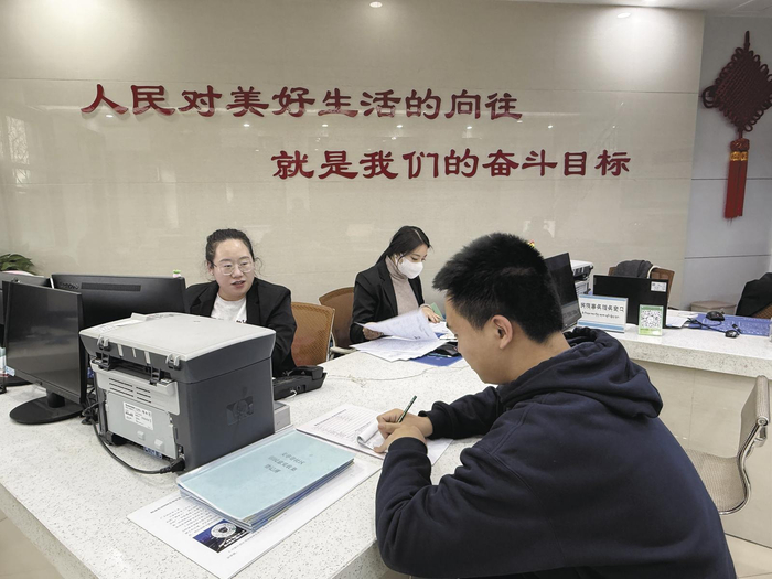     文亭巷社区居民正在咨询就业相关问题。    本报记者 李延平 摄