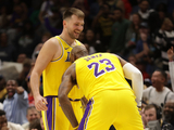 湖人队史单场35+三双且命中5+三分的球员：詹姆斯、东契奇