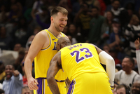 湖人队史单场35+三双且命中5+三分的球员：詹姆斯、东契奇