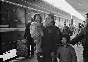 北京列车段青年接送老人孩子等需要帮助的旅客。 叶用才 摄