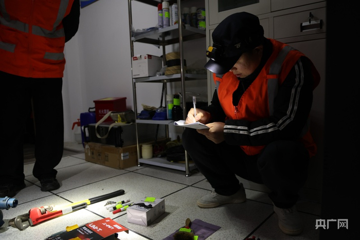郭亚光在清点工具（央广网发  郑则民  摄）